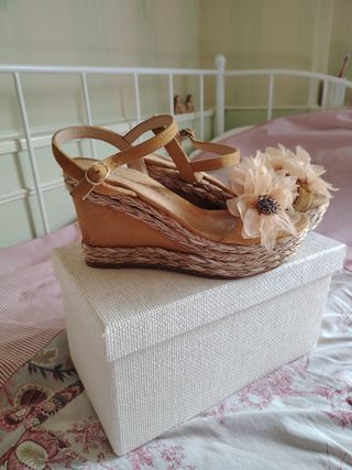 Sandalias Alma en Pena mostaza con flores