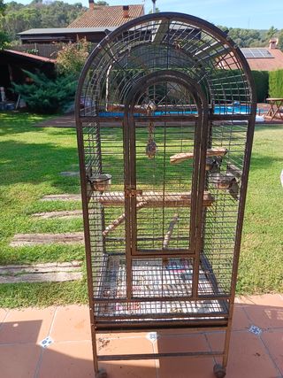 Jaula grande para loros.