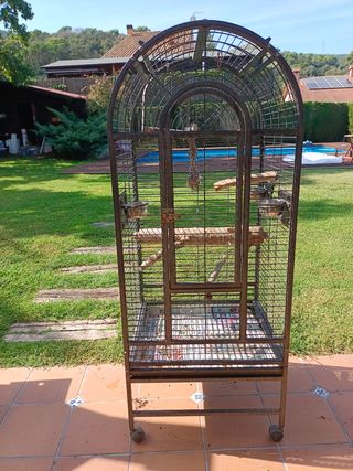 Jaula grande para loros.
