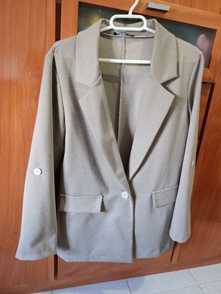 Americana beige y gris