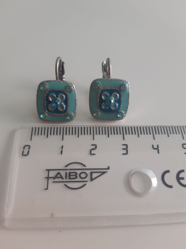 Pendientes cuadrados con diseño floral