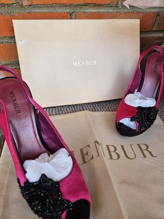 Zapatos de tacón fucsia y negro Menbur