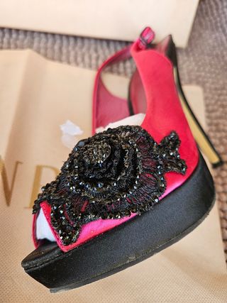 Zapatos de tacón fucsia y negro Menbur