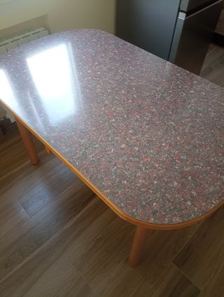 Mesa de cocina con tapa de imitación a piedra