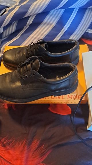 Botas de seguridad y zapatos negros nuevos