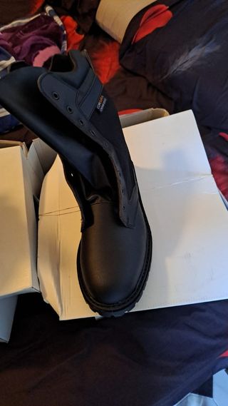Botas de seguridad y zapatos negros nuevos