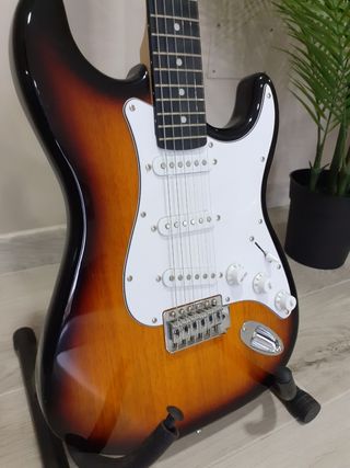Guitarra  Stratocaster Sunburst( A ESTRENAR)