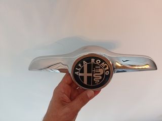 Embellecedor Capó Alfa Romeo GT