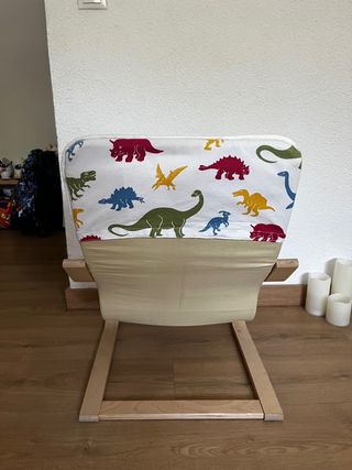 Silla infantil IKEA con funda de dinosaurios