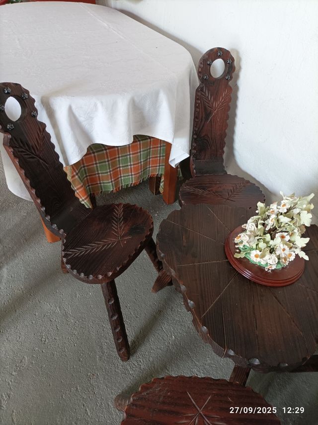 Conjunto mesa y 4 taburetes Castellanos