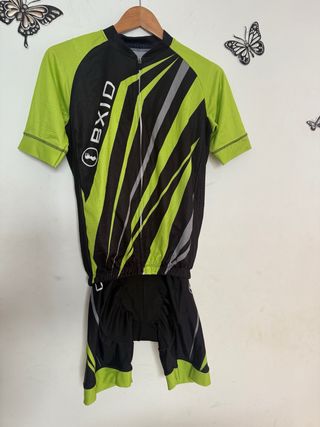 conjunto de ciclista. malla de tirantes y camiseta