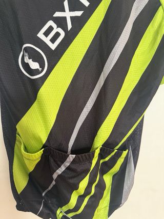 conjunto de ciclista. malla de tirantes y camiseta