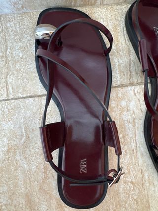 Sandalia de Zara de tiras con adorno metálico