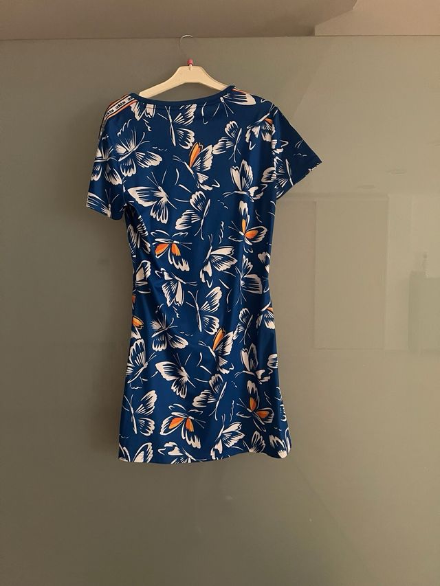 Vestido Adidas by Farm Rio estampado mariposas