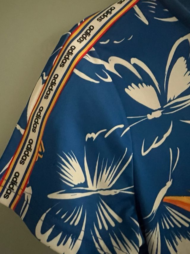 Vestido Adidas by Farm Rio estampado mariposas