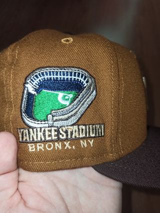 Gorra New Era NY Marrón y Dorado