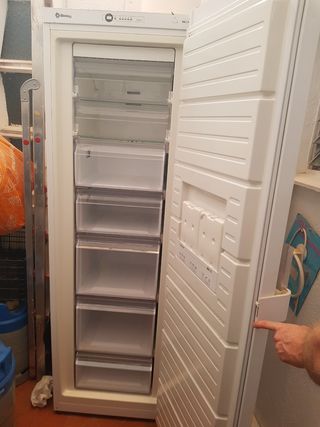 Congelador vertical Balay casi nuevo