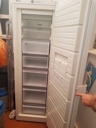 Congelador vertical Balay casi nuevo