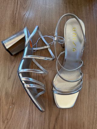 Sandalias Unisa doradas tacón tiras finas talla 42
