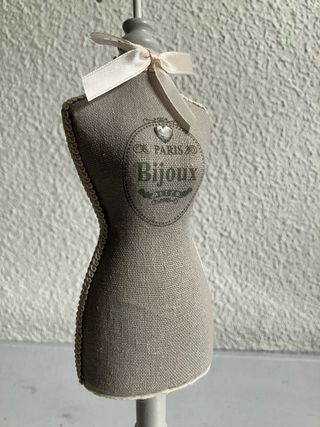 Perchero para bisutería estilo maniquí