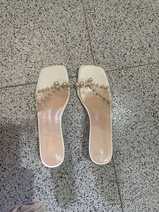 Sandalias con poco tacón y con perlas Talla 38
