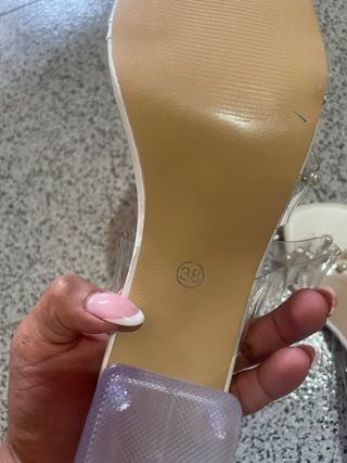 Sandalias con poco tacón y con perlas Talla 38