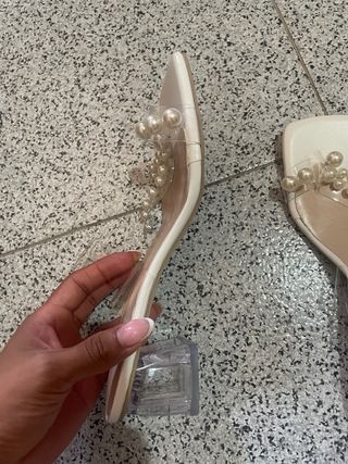 Sandalias con poco tacón y con perlas Talla 38