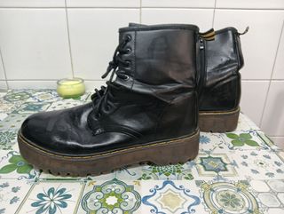 Botas negras con cordones y cremallera