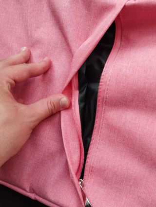 Funda portátil rosa.