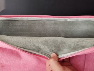 Funda portátil rosa.