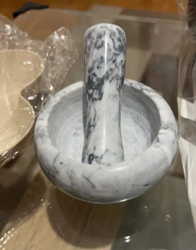 Mortaio in marmo con pestello.
