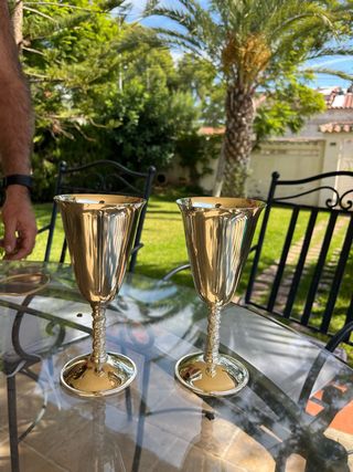 Copas de latón plateadas con pie retorcido