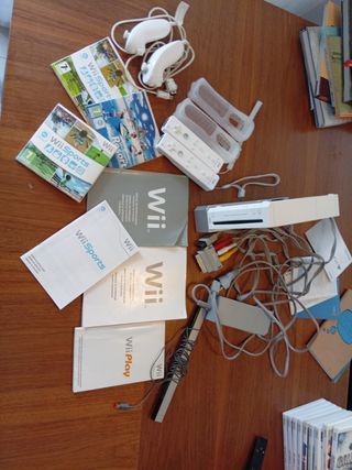 Nintendo Wii con manuales Wii Sports y Wii Play