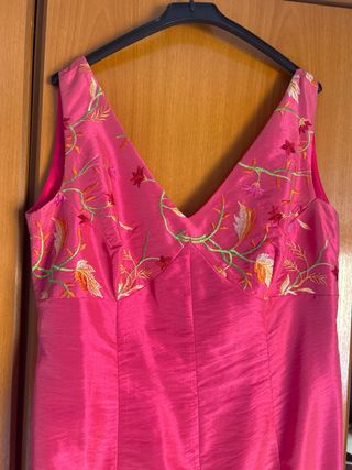 Vestido fiesta rosa con bordado floral