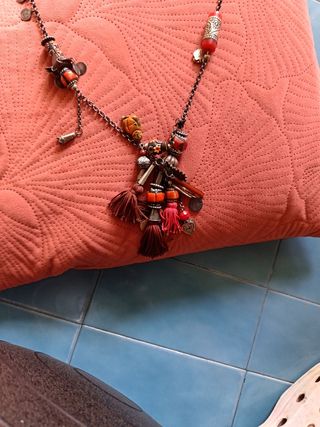 Collar artesanal con cuentas rojas y plateadas