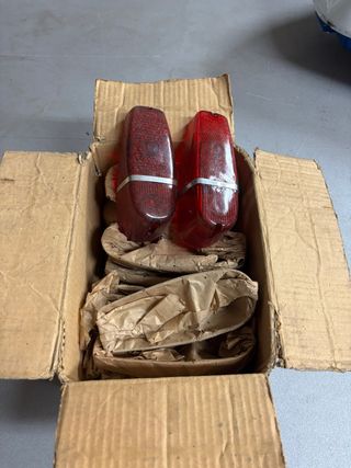 Tulipa Seat 600 trasera izquierda caja entera.