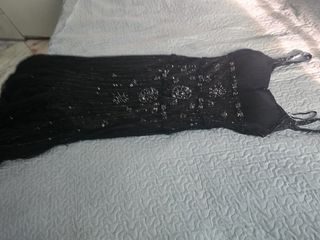 Vestido de fiesta negro con pedrería