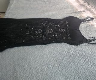 Vestido de fiesta negro con pedrería