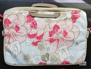 Funda portátil Kimiidoll diseño floral japones.