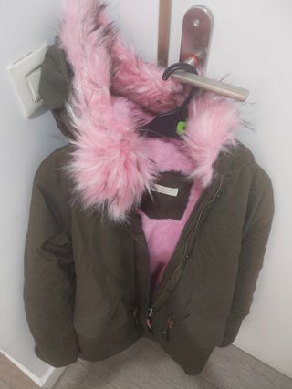 Abrigo verde con forro rosa y capucha