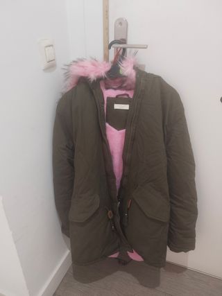 Abrigo verde con forro rosa y capucha