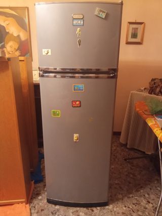 Frigorifero grigio