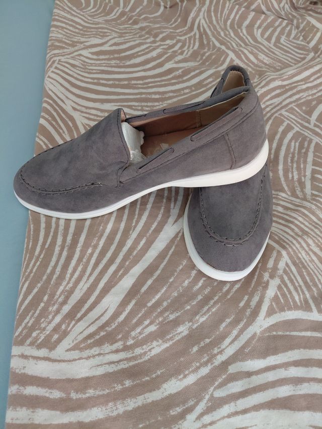 Zapatos grises de ante