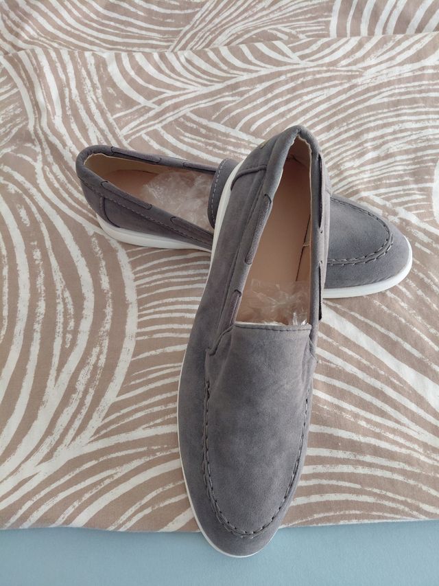 Zapatos grises de ante