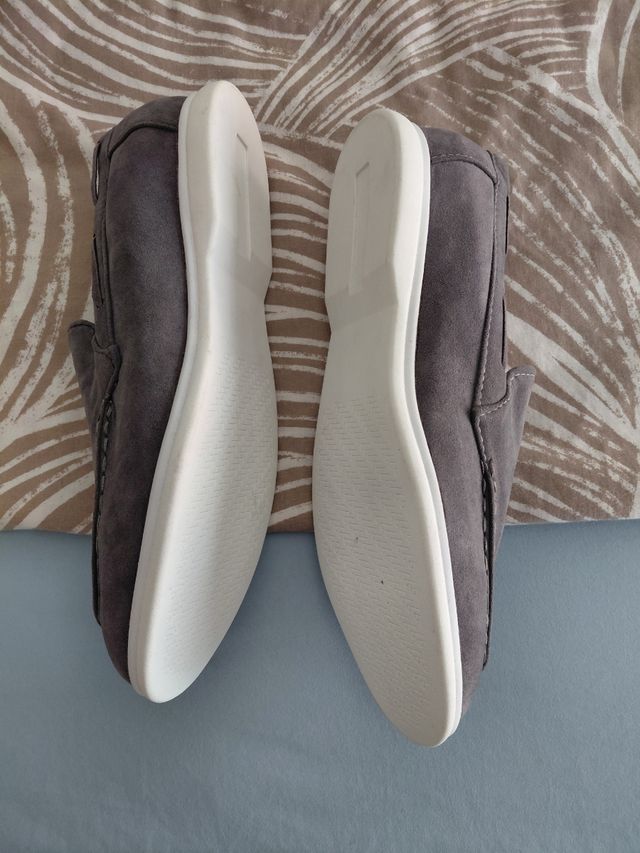 Zapatos grises de ante