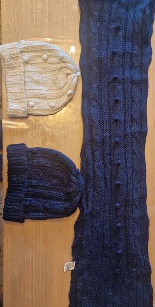 Bufanda y 2 gorros de lana azul y blanco