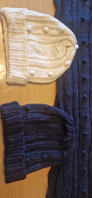 Bufanda y 2 gorros de lana azul y blanco