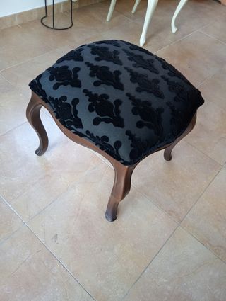 Elegante reposapiés de terciopelo y madera