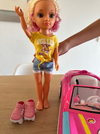 Nancy con coche y patines