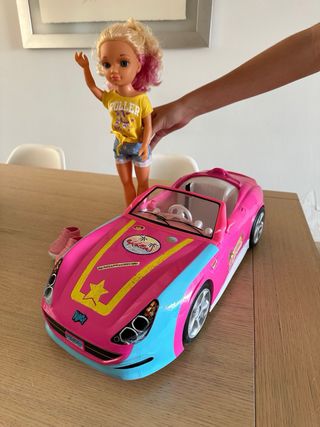 Nancy con coche y patines
